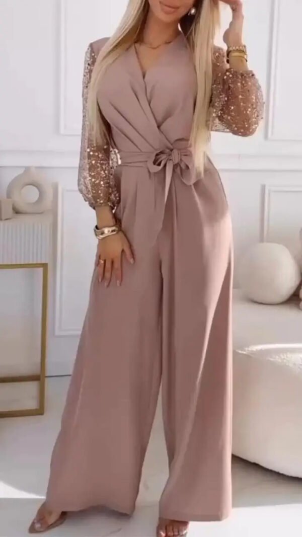 بدلة كاجوال نسائية بجزء علوي مزين بالترتر وبنطلون واسع الساق