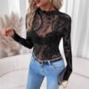 تي شيرت نسائي بأكمام طويلة من قماش شبكي مطبوع عليه فطريات بيزلي