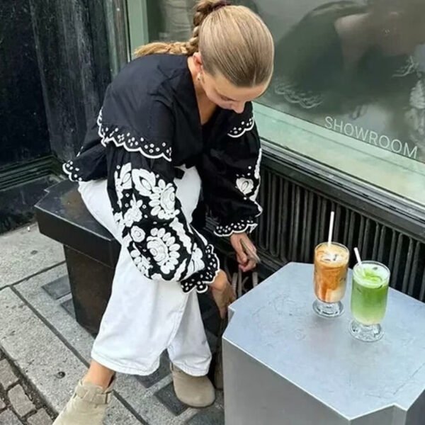 قميص دانتيل بأكمام طويلة مطرز على الموضة الفرنسية