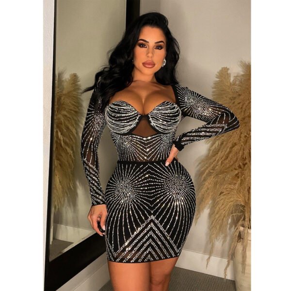 فستان نسائي قصير بأكمام طويلة من شبك بلون نقي مرصع بأحجار الراين