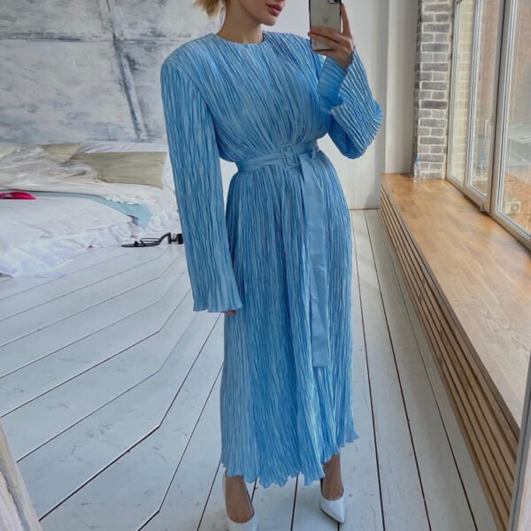 فستان بأكمام طويلة وحزام مطوي