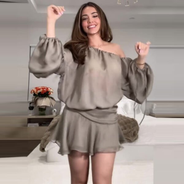 بدلة نسائية ذات تنورة ضيقة مكشوفة الكتف مكونة من قطعتين