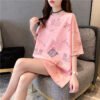 تي شيرت نسائي مطبوع عليه حروف