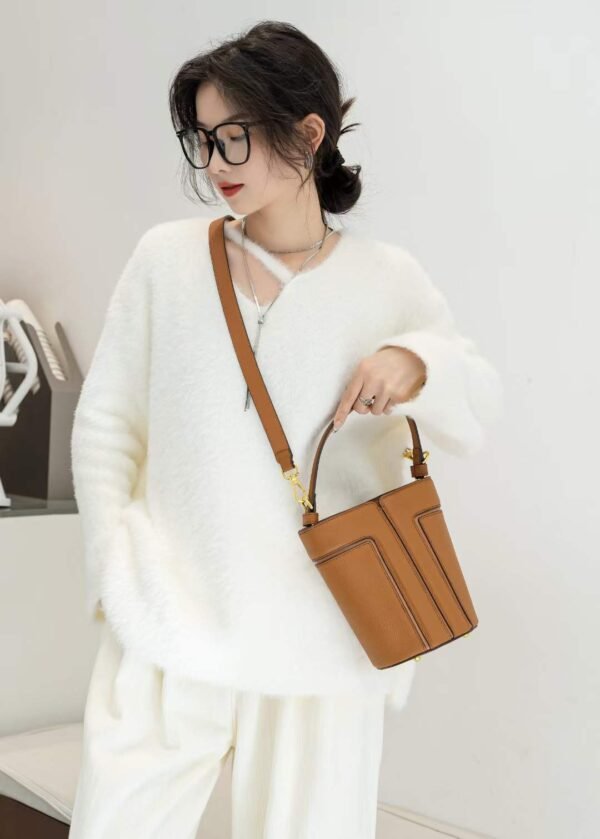 حقيبة كتف عصرية كبيرة الحجم مصنوعة من جلد البقر بطبقة علوية