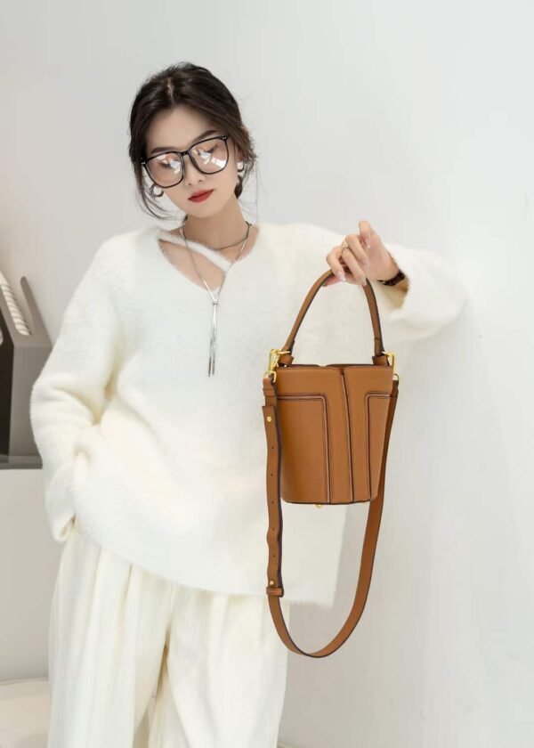 حقيبة كتف عصرية كبيرة الحجم مصنوعة من جلد البقر بطبقة علوية