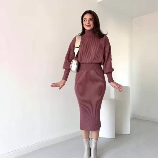 بدلة حياكة ضيقة بياقة مدورة بلون سادة جديدة لفصل الخريف
