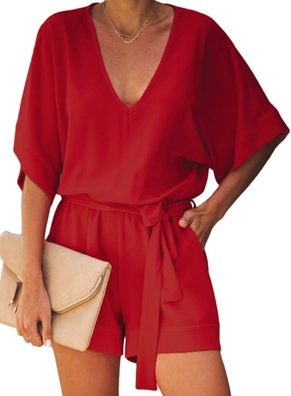 جمبسوت قصير كاجوال بلون سادة وفتحة رقبة على شكل حرف V وأكمام قصيرة ورباط