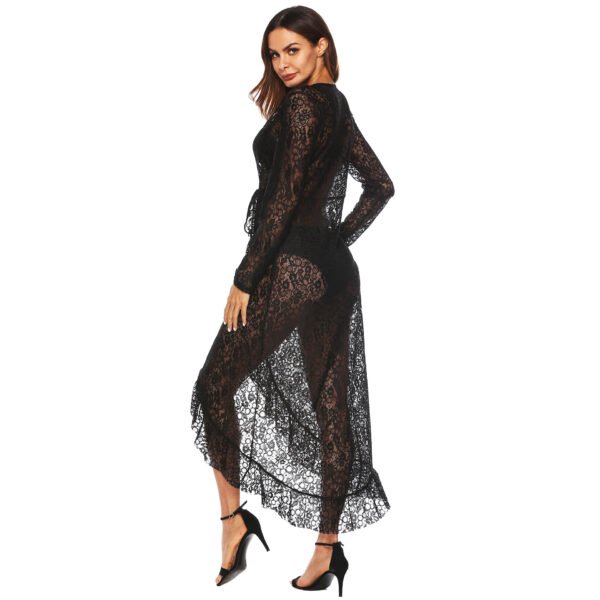 فستان مثير شفاف من الدانتيل بفتحة رقبة على شكل حرف V مع كشكشة غير منتظمة وأكمام طويلة