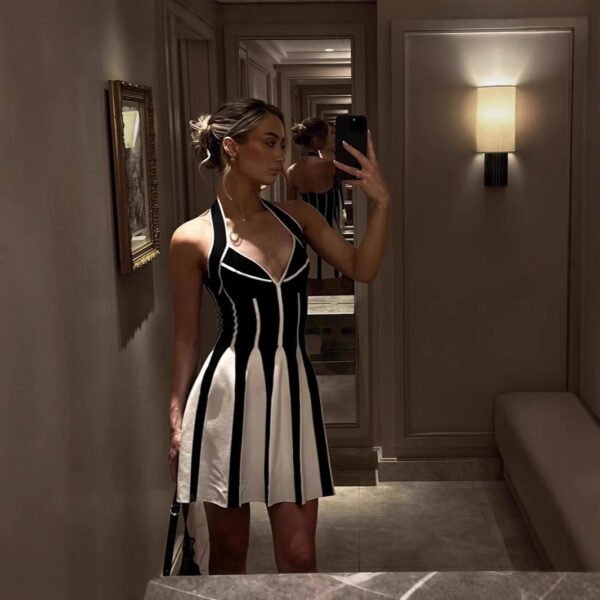 فستان نسائي مخطط باللونين الأبيض والأسود