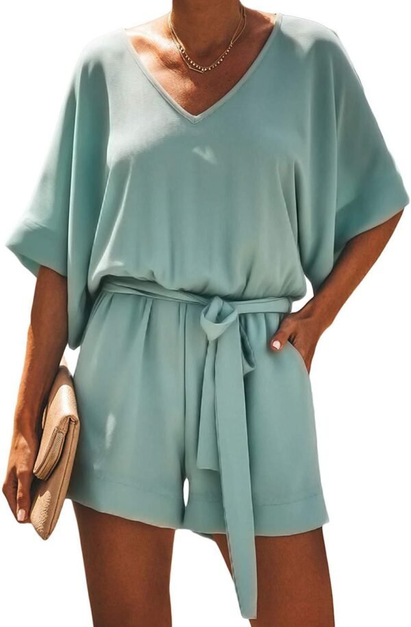 جمبسوت قصير كاجوال بلون سادة وفتحة رقبة على شكل حرف V وأكمام قصيرة ورباط