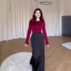 فستان من الساتان مع إكسسوارات زهور بألوان متباينة