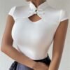 تي شيرت نسائي ضيق بأكمام قصيرة وياقة قائمة
