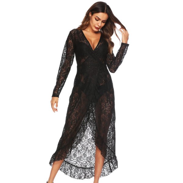 فستان مثير شفاف من الدانتيل بفتحة رقبة على شكل حرف V مع كشكشة غير منتظمة وأكمام طويلة