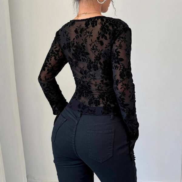 تي شيرت نسائي برقبة على شكل حرف V وأكمام واسعة من الدانتيل الشبكي