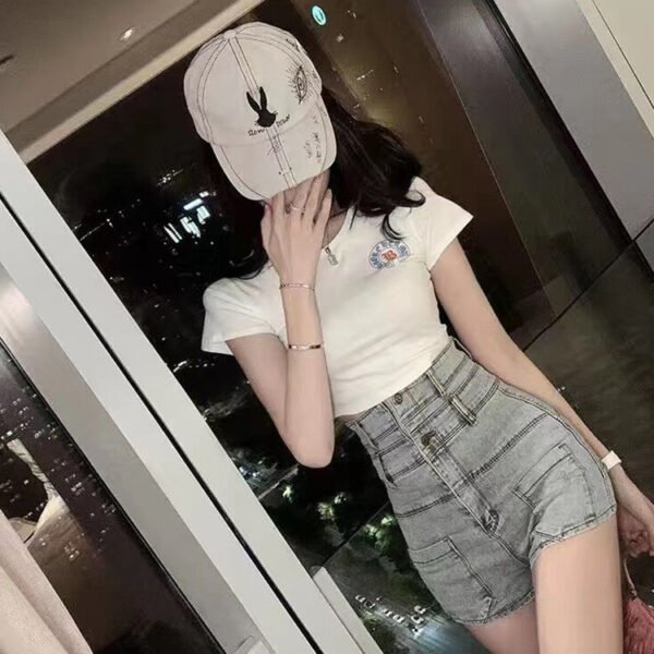 شورت جينز قصير للنساء