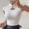 تي شيرت نسائي ضيق بأكمام قصيرة وياقة قائمة