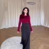 فستان من الساتان مع إكسسوارات زهور بألوان متباينة