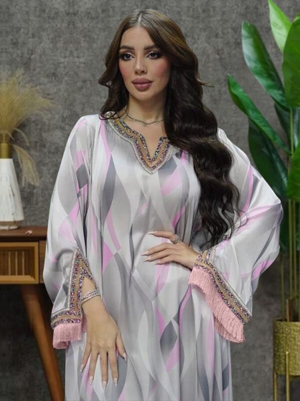 8f8d38aa-1901-42af-9cb1-cc6fcb22f88e.jpg تنورة حلوة مطبوعة بفتحة على شكل حرف V ومزودة برباط ومزودة بخصر للتحكم في الخصر ومزينة بكريستالات ملونة