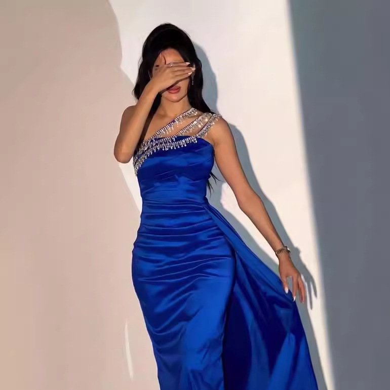 فستان سهرة نسائي فاخر بكتف مائل مرصع بالألماس