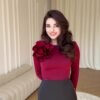 فستان من الساتان مع إكسسوارات زهور بألوان متباينة