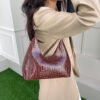 حقيبة كتف نسائية بنمط حجري عصري