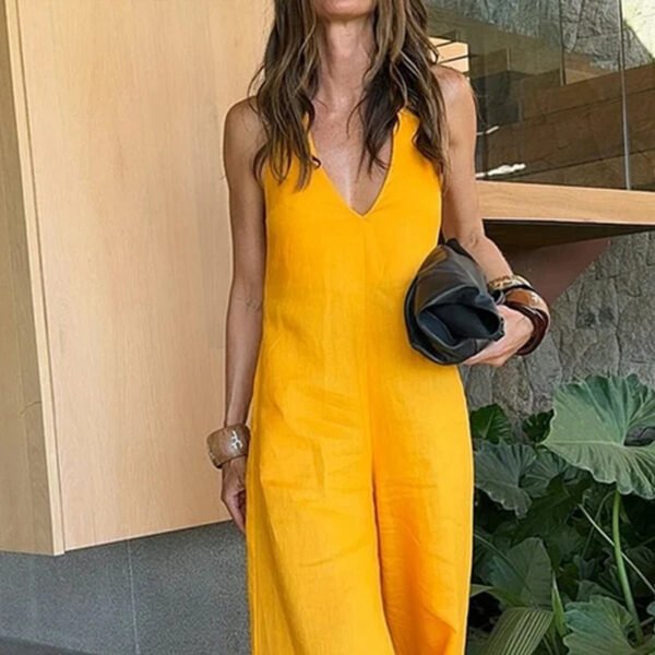 بنطلون من قطعة واحدة واسع الساق بلون سادة ورقبة على شكل حرف V بدون أكمام بتصميم بسيط