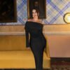 فستان ضيق وطويل وأنيق وشفاف قليلاً