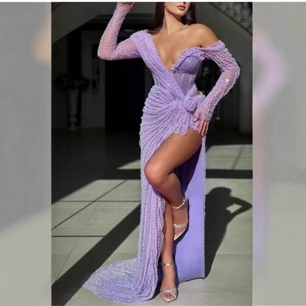 فستان نسائي أنيق بقصّة ضيقة وطويلة وفتحة