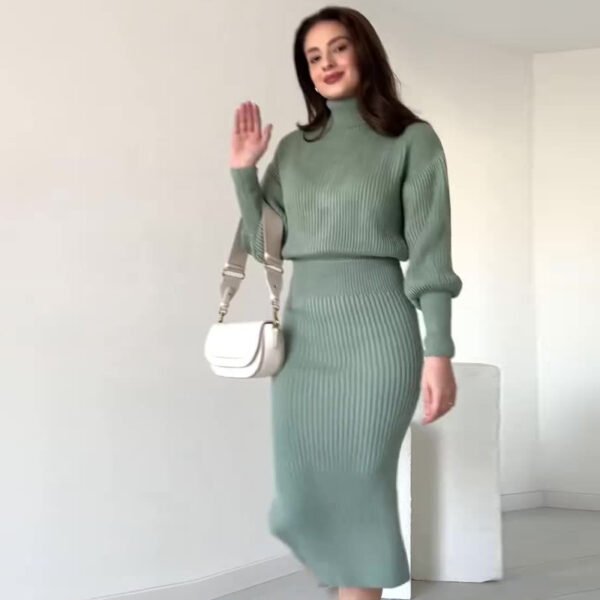بدلة حياكة ضيقة بياقة مدورة بلون سادة جديدة لفصل الخريف
