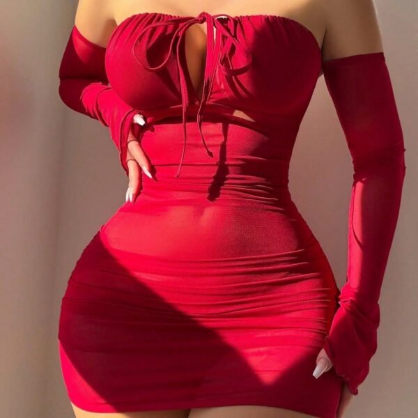 طقم ملابس داخلية بأكمام جرس ورقبة مكشوفة وتنورة ورك وأربطة على الصدر