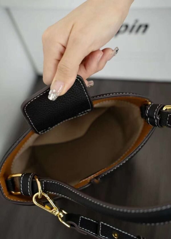 حقيبة كتف عصرية كبيرة الحجم مصنوعة من جلد البقر بطبقة علوية