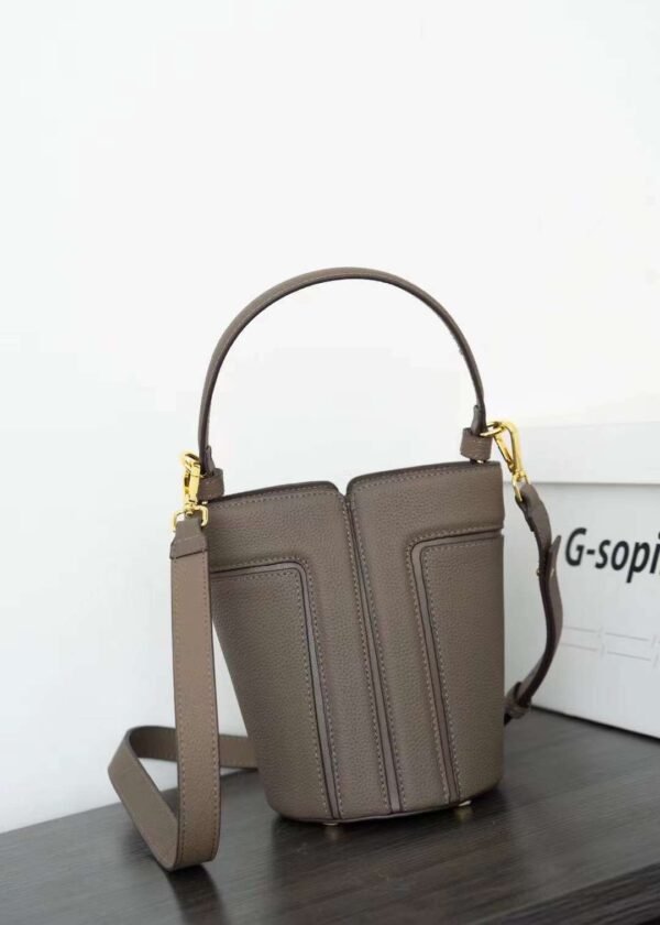 حقيبة كتف عصرية كبيرة الحجم مصنوعة من جلد البقر بطبقة علوية