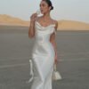 فستان أبيض بدون ظهر مع حمالة صدر وزينة زهور