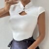 تي شيرت نسائي ضيق بأكمام قصيرة وياقة قائمة