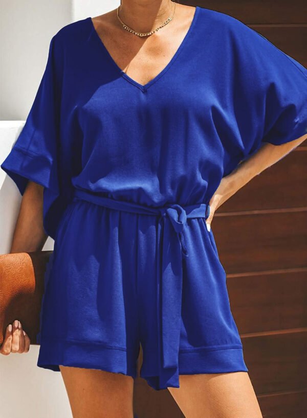 جمبسوت قصير كاجوال بلون سادة وفتحة رقبة على شكل حرف V وأكمام قصيرة ورباط