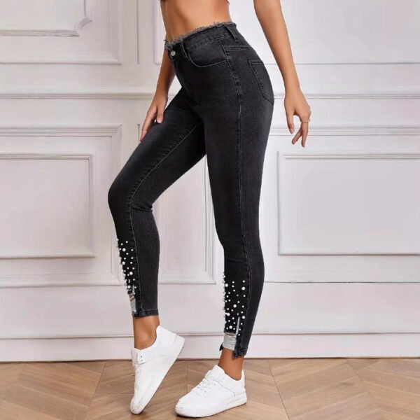بنطلون جينز نسائي بخصر مرتفع ومزين بشراشيب ممزقة باللؤلؤ