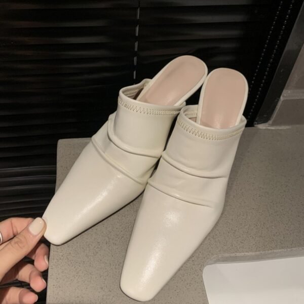 حذاء من جلد البقر مغلق من الأمام بكعب رفيع مطوي