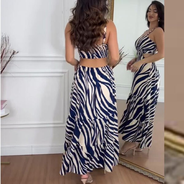 0c016268-6a92-4b0c-8442-7c57e2e8c2f5.jpg فستان نسائي طويل مطبوع عليه مربعات وياقة مربعة وظهر مكشوف