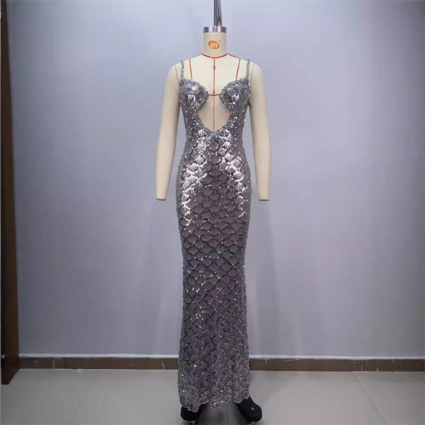0caa51f9-7322-43ee-9813-0b94f10fba1e.jpg فستان طويل ضيق مكشوف الظهر على شكل حرف V مزين بالترتر وحمالات الكتف وكشكشة