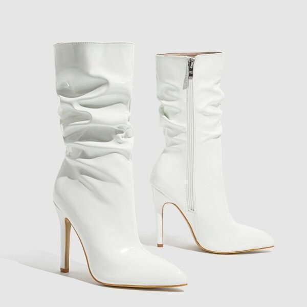 حذاء بكعب عالٍ مدبب من الجلد اللامع مع كعب ستيليتو على شكل كومة