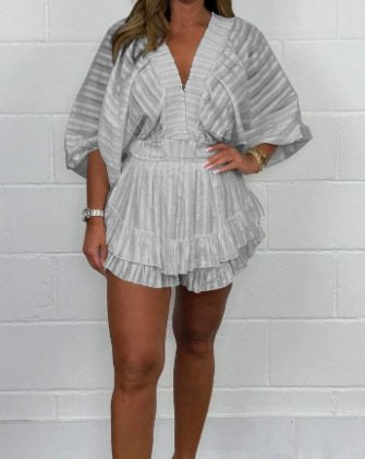 بدلة نسائية مخططة بفتحة رقبة على شكل حرف V فضفاضة بمقاس كبير من قطعتين