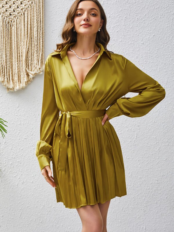 1dabd6c9-63f0-459f-bb39-ea58406fa8c8.jpg فستان Design Sense ذو طيات وأكمام طويلة وأربطة بلون سادة ورقبة على شكل حرف V