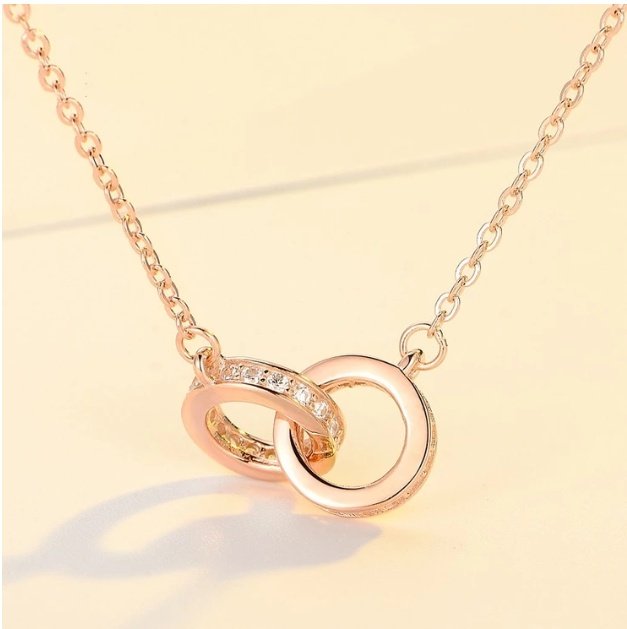 قلادة متشابكة على شكل حلقات