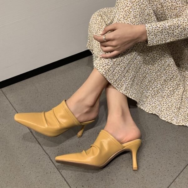 حذاء من جلد البقر مغلق من الأمام بكعب رفيع مطوي