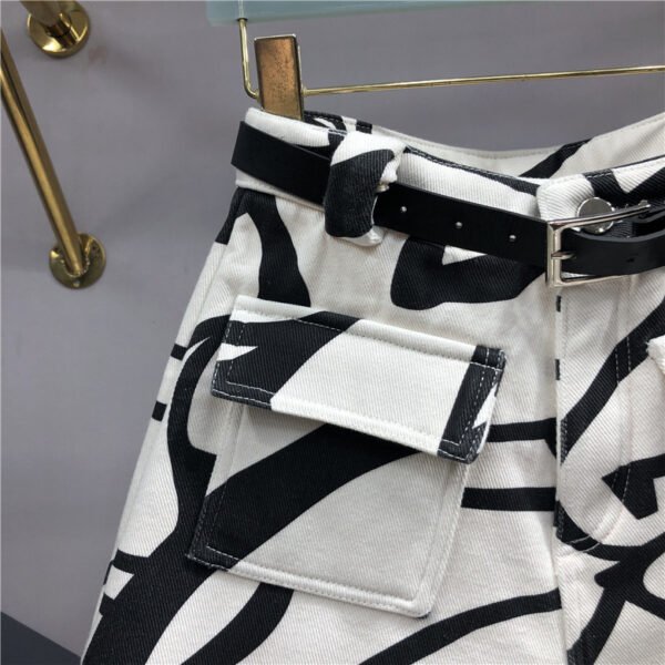 شورت نسائي ضيق غير منتظم بخصر مرتفع