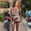 طقم ملابس نسائي صيفي مثير مكون من قطعتين مطبوع عليه صورة هالتر توب وفتحة رقبة على شكل حرف V وتنورة قصيرة مطوية