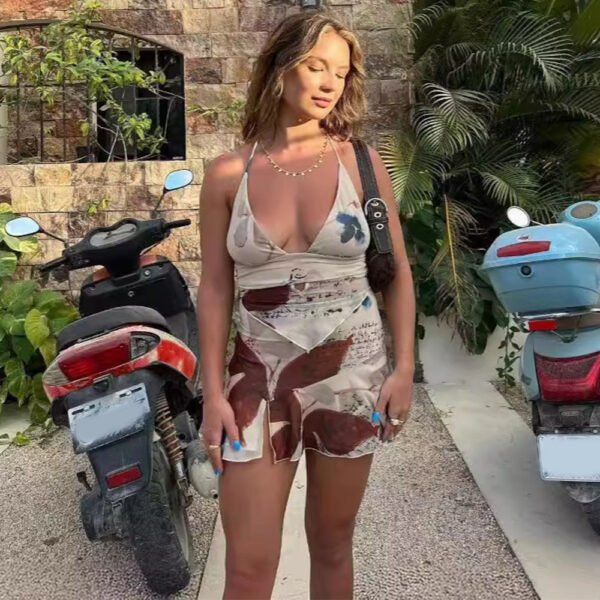 طقم ملابس نسائي صيفي مثير مكون من قطعتين مطبوع عليه صورة هالتر توب وفتحة رقبة على شكل حرف V وتنورة قصيرة مطوية