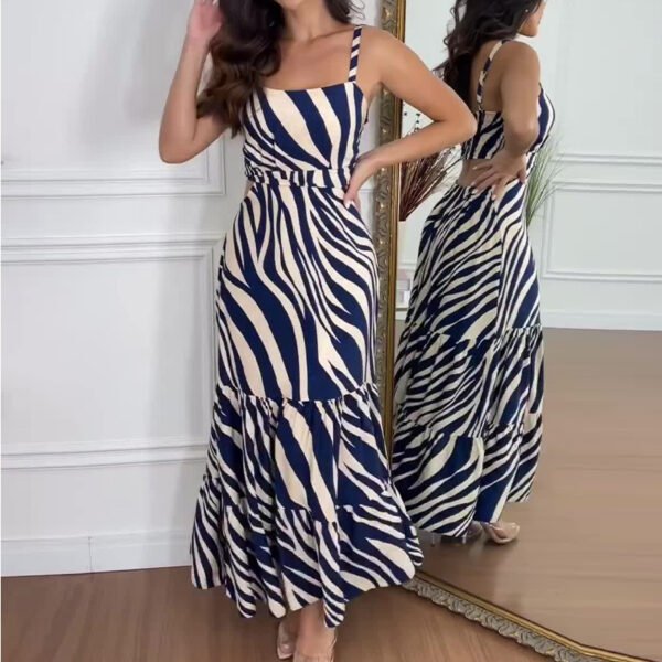 4a5a5fd6-03ff-4d55-8fe7-497ba8344572.jpg فستان نسائي طويل مطبوع عليه مربعات وياقة مربعة وظهر مكشوف