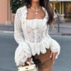 بلوزة نسائية بيضاء من الدانتيل بأكمام طويلة ورقبة مربعة