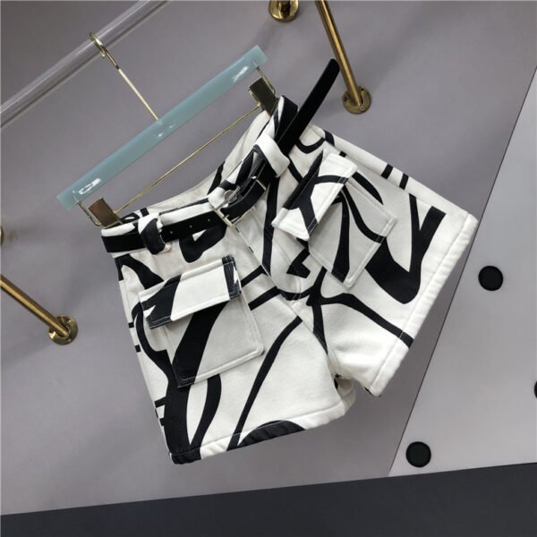 شورت نسائي ضيق غير منتظم بخصر مرتفع